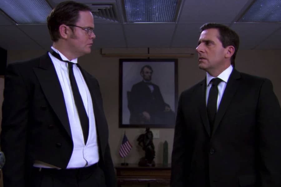 Scarn talks with his robot butler Samuel L. Chang (Schrute) in the Oval Office