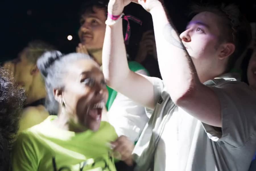 fans screaming