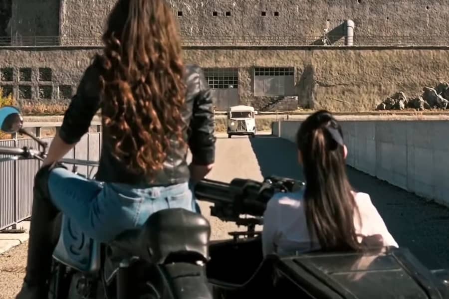 Heidi and Klara facing down the truck