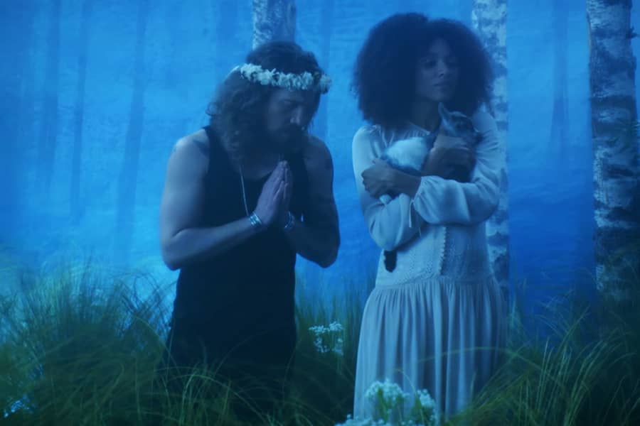 man prays by her side