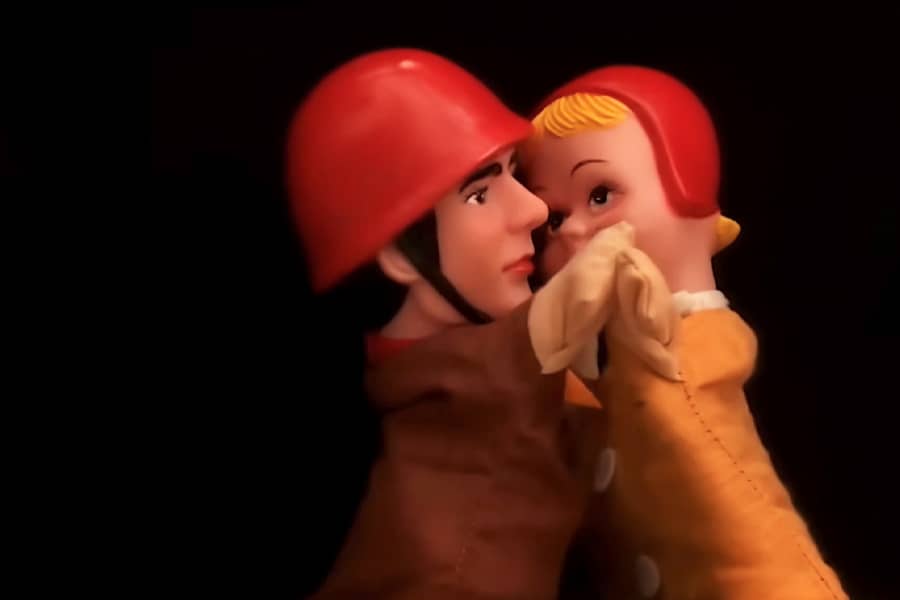 Prince Calugo and Princess Cachirula kissing