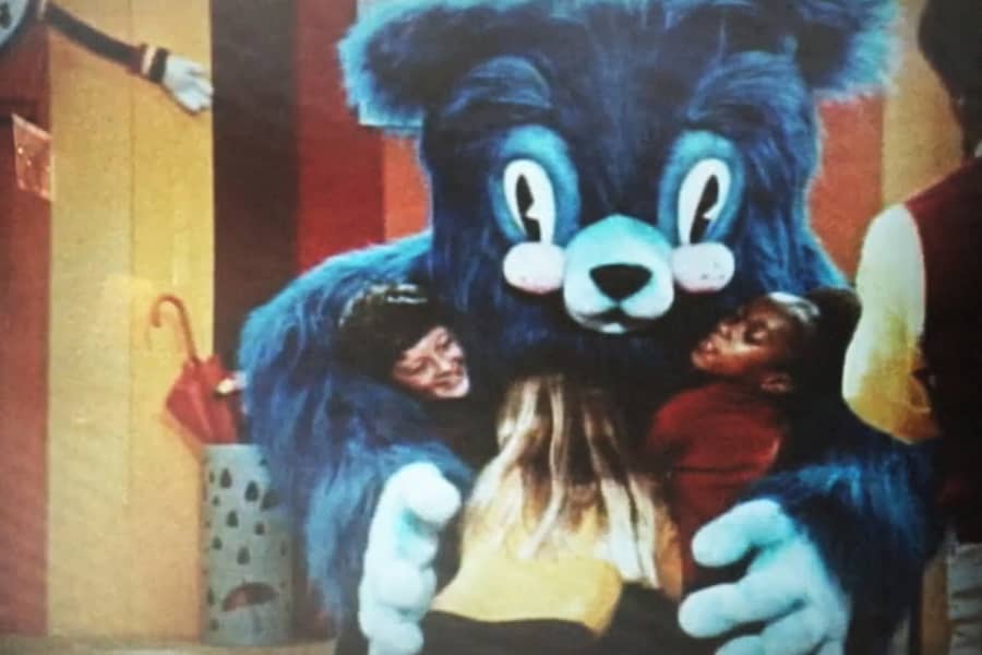 Boogaloo Blue hugs some kids