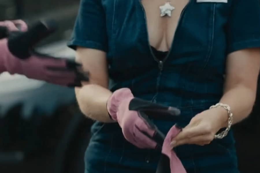 divorcées putting on gloves