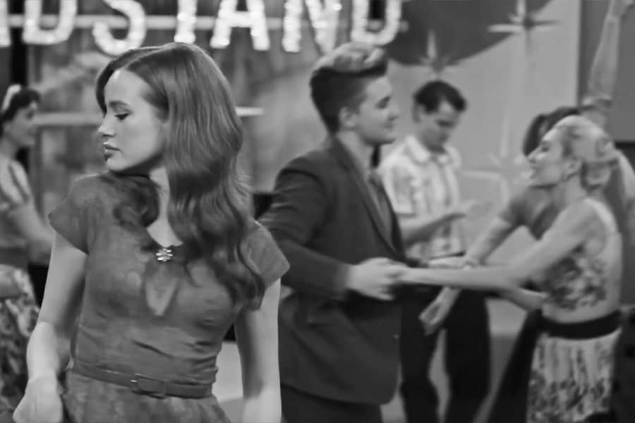 teens dancing