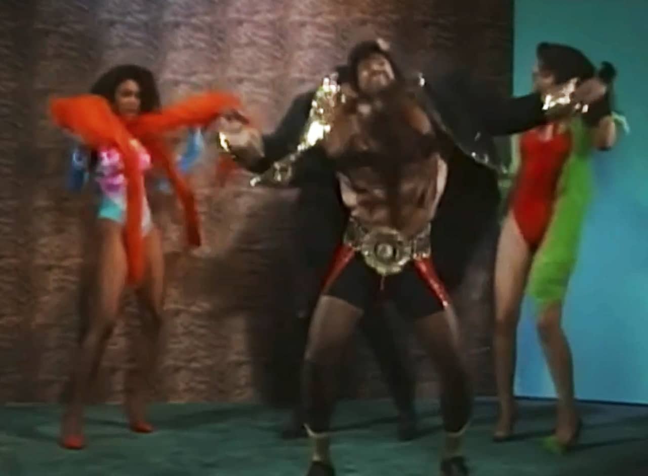 King Beef dancing with a handful of ladies