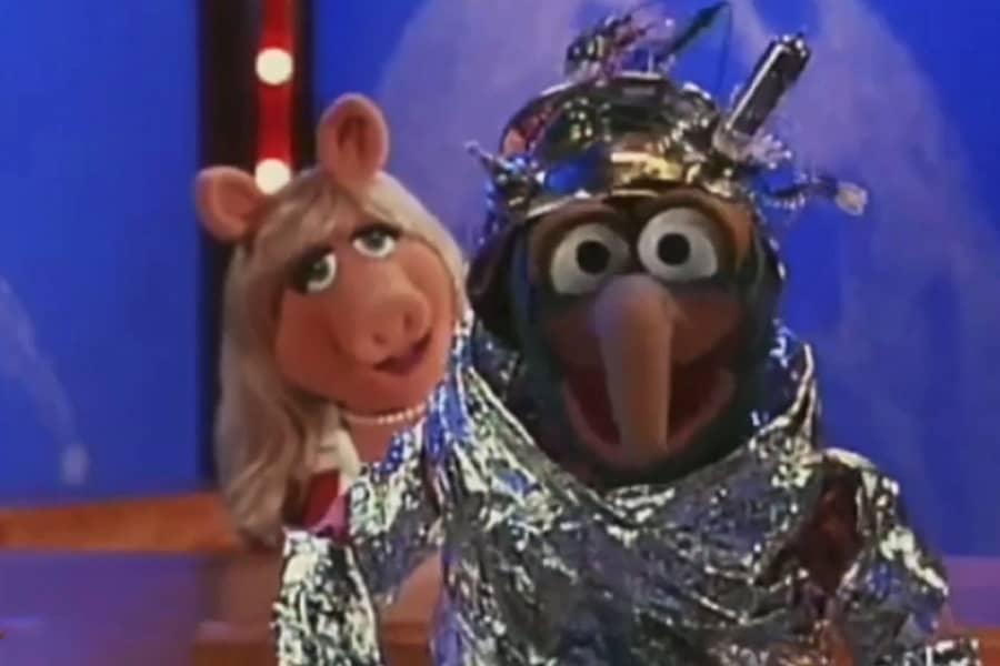 Miss Piggy and Gonzo who is dressed in aluminum foil
