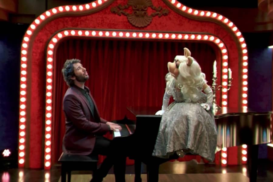 Miss Piggy singing a duet with Josh Groban