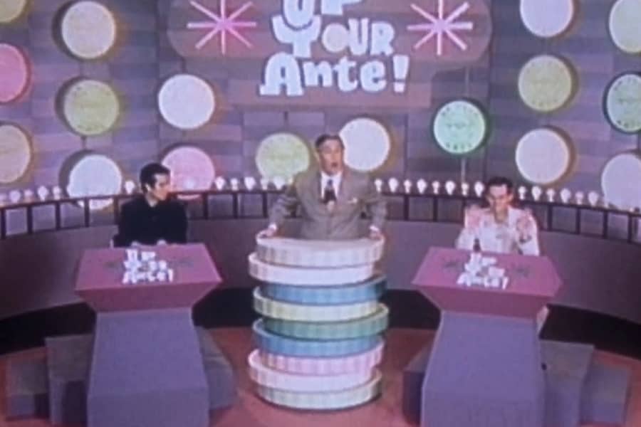 the set of the game with the host between two contestants