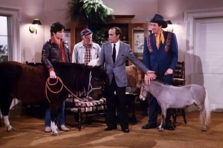 Dick Loudon on set with guests who have various sized horses