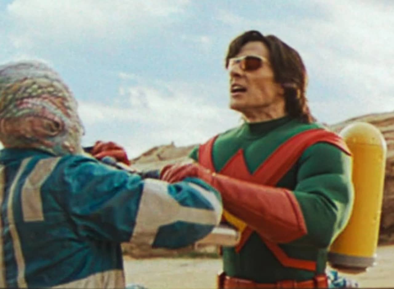 Brent Willard as Wonder Man fighting an alien in the desert